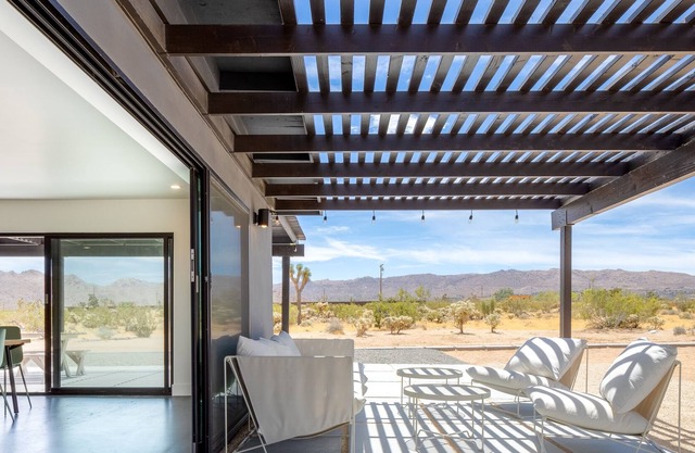 Shadow Mountain House - Hot Tub & Sweeping Views 2 Bedroom Home by Redawning