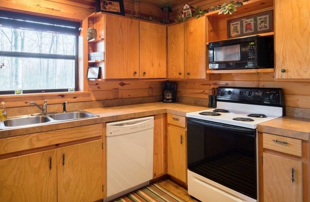 Shady Nook With Private Hot Tub and Minutes Away From Broken Bow Lake by Redawning