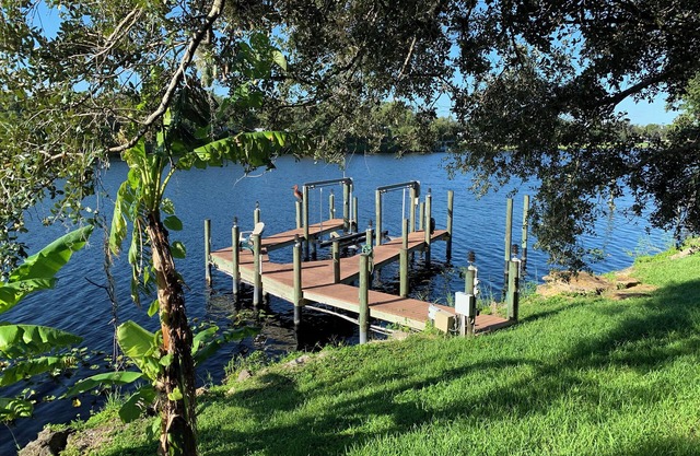 Shady Oaks River House 4-bedroom with a Dock in enchanting LaBelle