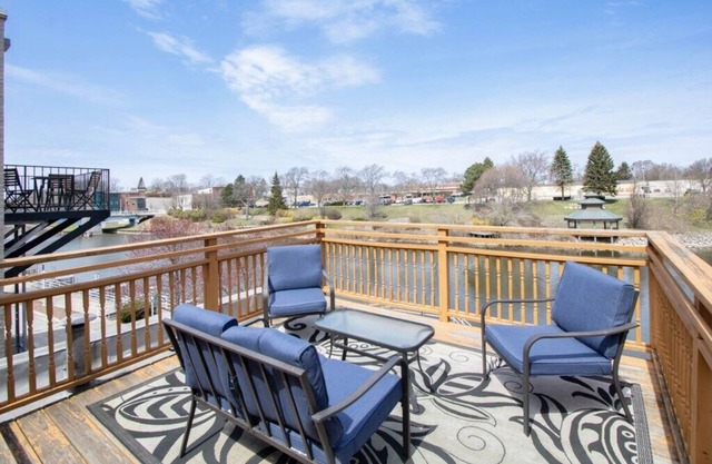 Shaffer Haus-Downtown Riverfront Retreat