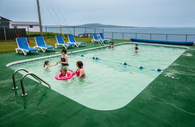 Shallow Bay Motel & Cabins