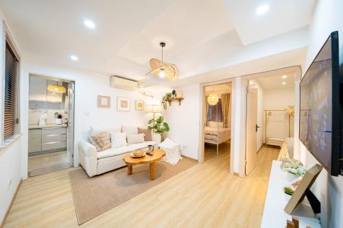 Shanghai Hills & Well-time Woodland 2B Suite close to Photospot Wukang Mansion