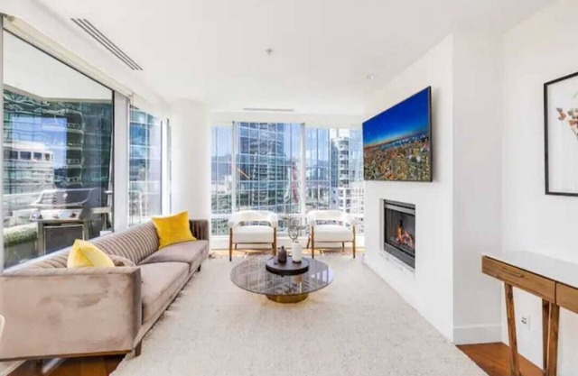 Shangri-La - Downtown Core W/ Splendid View