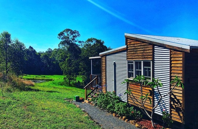 Shanti Cabin: Private Hinterland Retreat w/Porch, AC & Kitchenette Near Noosa