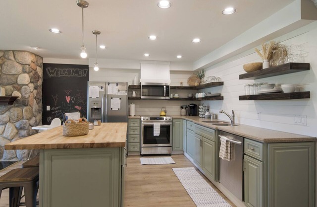 Shanty Creek Condo - Pool/Beach Club Privileges ⛳️, 🎿,🏊, 🚴‍♀️,🍴& more