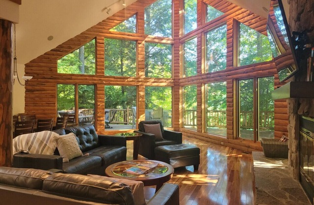 Shanty Creek · Spacious 5-bdr cabin w/hot tub & golf course view!