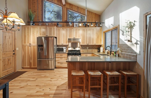 SHARC, Wooded View, Huge Deck, Pet Friendly