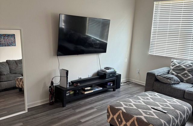 Shared Room in a townhome 15 mins from the city + No cleaning fee