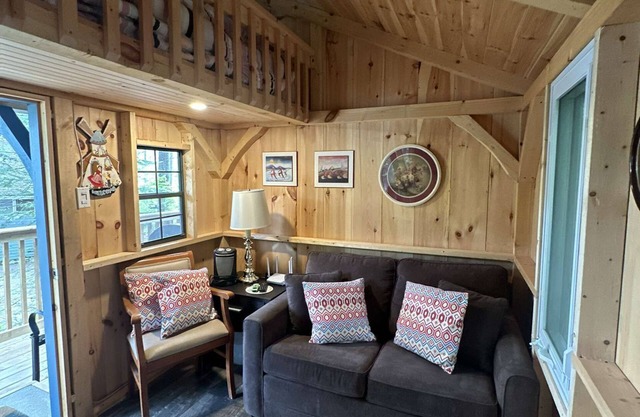 SHARON'S LAKEVIEW COTTAGE - WATERFRONT PROPERTY! SUMMER AVAILABILITY!