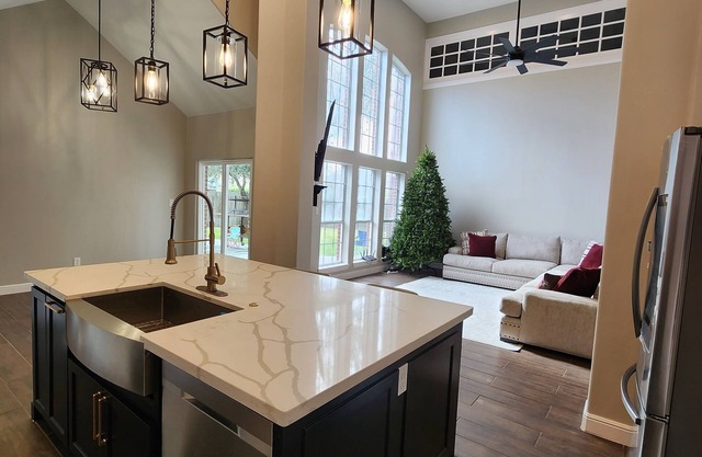 Sharyland Mansion!! 85 in Smart Tv WOW!!