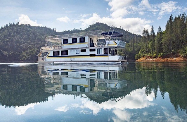 Marina Shasta en la casa flotante Constellation de Packers Bay en el lago Shasta