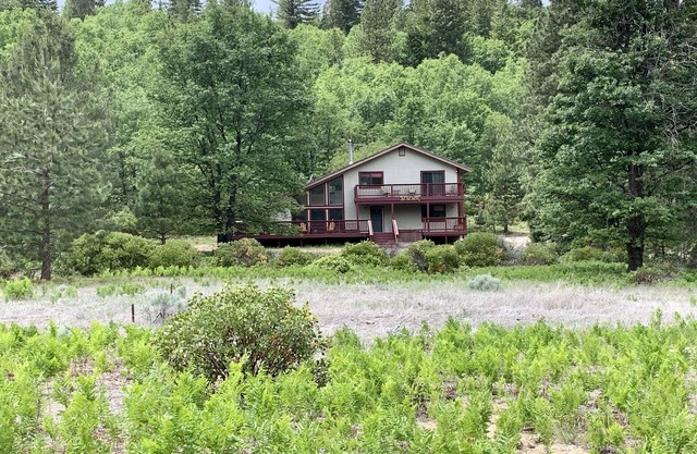 Shasta Chalet en 35 acres con vistas panorámicas a la montaña / jacuzzi / sauna