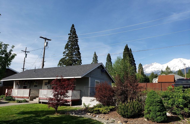 Moderno y recientemente remodelado. Shasta Serenity, Sunny cottage. Zona céntrica.