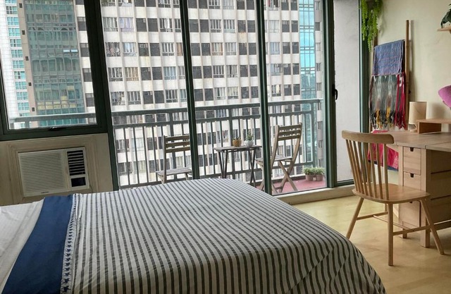 SHAW BLVD 69 sqm 2 bdrm w/WiFi, parking, across Shangrila Mall