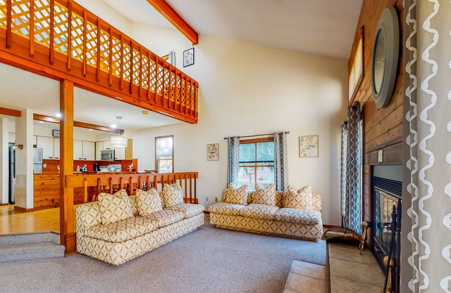 Shawnee Village townhome with loft, deck, grill, central AC & tennis.
