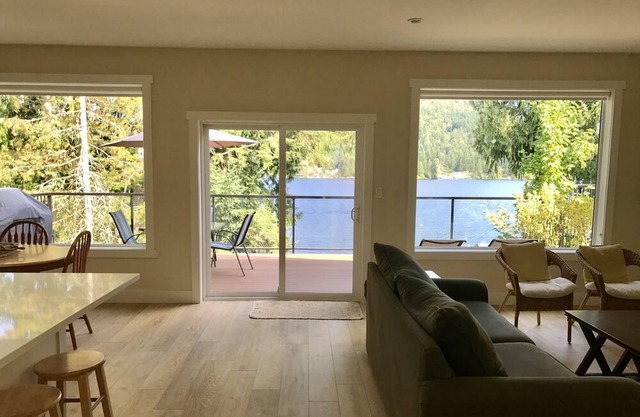 SHAWNIGAN LAKE WATERFRONT HOME CON DOCK PRIVADO
