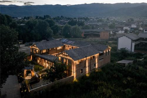 Shaxi Ancient Town Shiran Mountain Homestay
