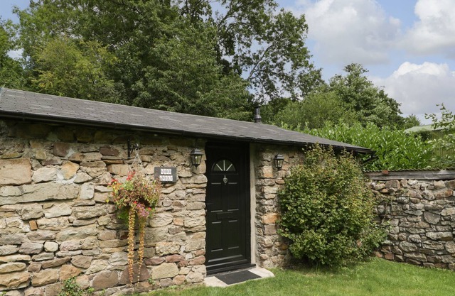 SHED GWELY, character holiday cottage, with open fire in Govilon