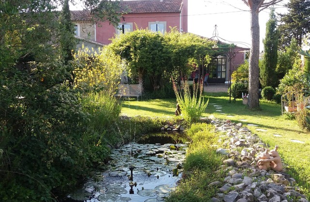 Cobertizo renovado con encanto, piscina y jardín bucólico a los pies del Luberon.