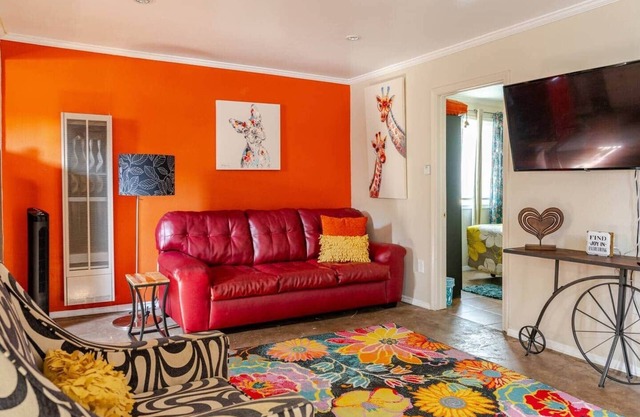 Charming Cozy 2-bedroom cottage in amazing Los Angeles with WiFi, AC