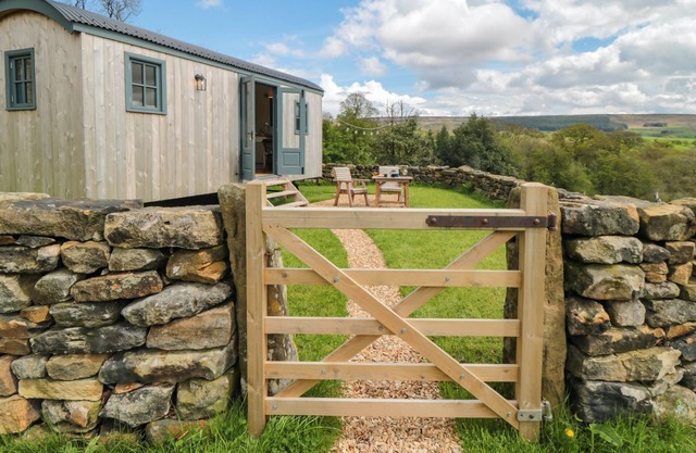 SHEEP COTE SHEPHERDS HUT, romantic, with a garden in Stokesley