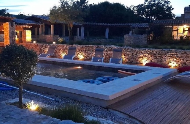Sheepfold in the pine forest, luberon, swimming pool .absolute quiet, no neighbors