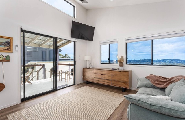 Sheket ~ Peaceful ~ Ocean views in Elanora