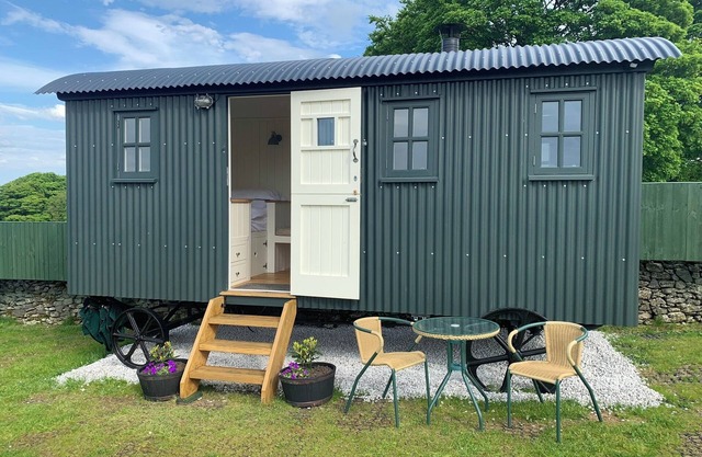 Sheldon Shepherd's Hut - Cosy Rural Retreat in the Peak District National Park