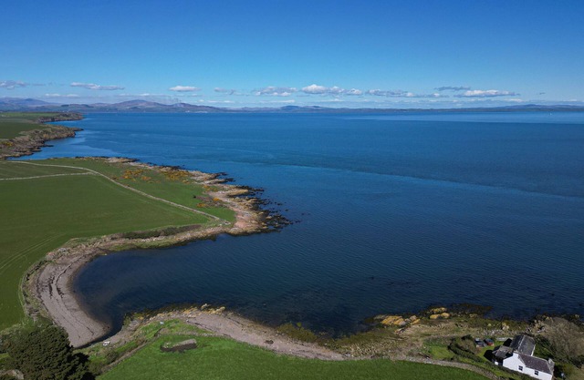 Shell Cottage - a cottage that sleeps 6 guests in 3 bedrooms