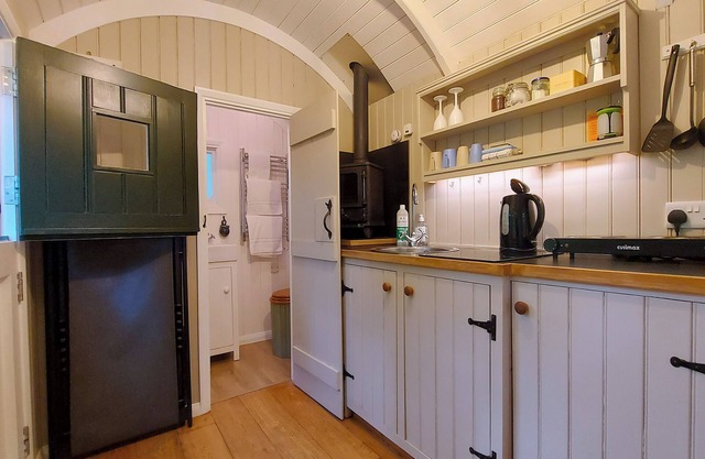 Shepherd Hut & Glamping Cabin in Small Woods with Fire Pit and BBQ