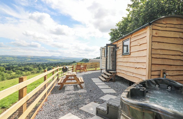 SHEPHERD'S CWTCH, pet friendly, with hot tub in Llandovery