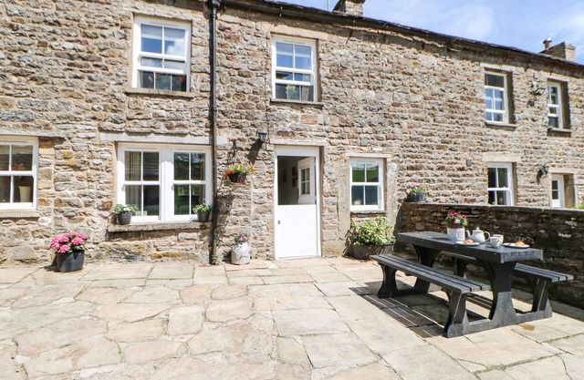 SHEPHERD'S LODGE, family friendly, character holiday cottage in Reeth