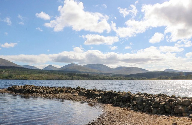 SHEPHERD’S COTTAGE, pet friendly, with open fire in Fort Augustus