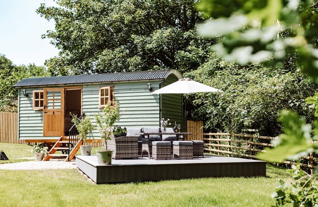 SHEPHERDS HUT AT LYTHWOOD, pet friendly, with a garden in Shrewsbury