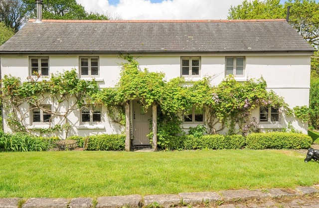 SHERWELL FARM COTTAGE, pet friendly, with open fire in Drakewalls