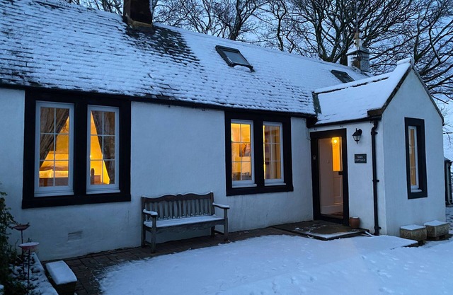 SHIEL COTTAGE, pet friendly, with open fire in Thornhill