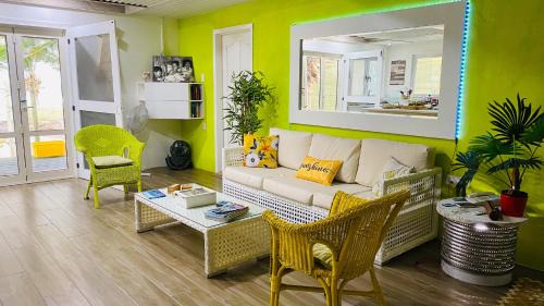 ShineAwayHomes - Family Beach Front central air con