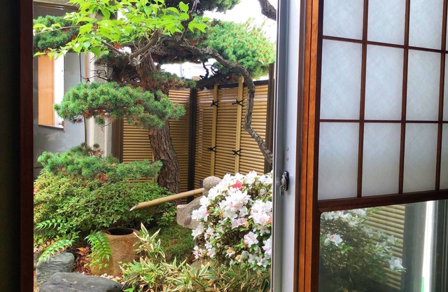 Shinjuku/8 minutes on foot from JR Shin-Okubo Station/10minutes foot Kabukicho