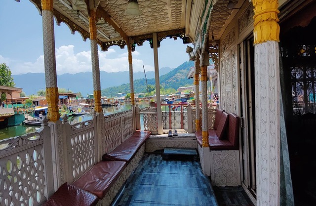 Shiraz Deluxe Houseboat