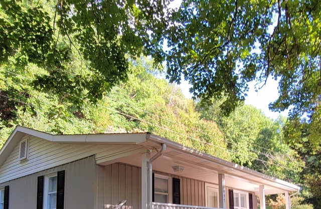 Shirley's Place - 5 Minutes from the Blue Ridge Pkwy & 15 Minutes from Mt. Airy