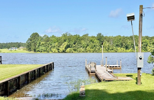 Shirley's Place- Cozy Waterfront Lake Cabin with Dock & Boat Launch.
