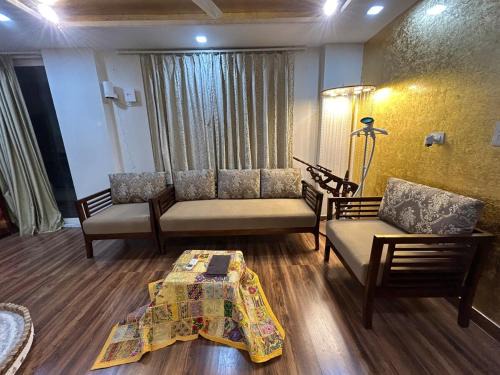 Shiv - The Luxurious Gold Studio in Jaipur