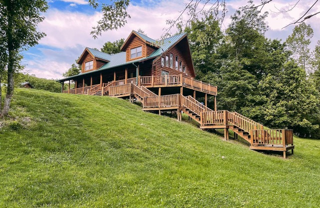 Shoals River Cabin- private boat dock, walk-in fishing access, sleeps 12