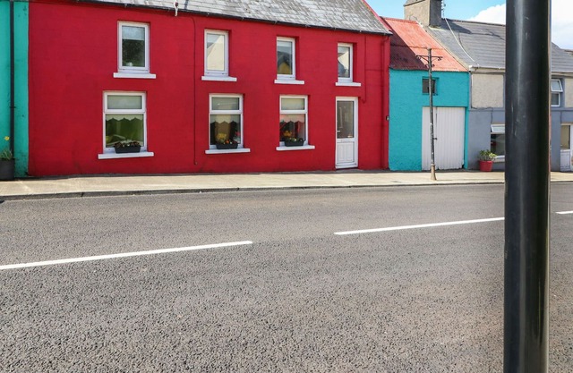 SHOEMAKER'S REST, pet friendly, with open fire in Ardgroom Village