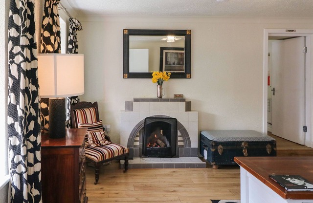 SHOEMAKER'S REST, pet friendly, with open fire in Ardgroom Village