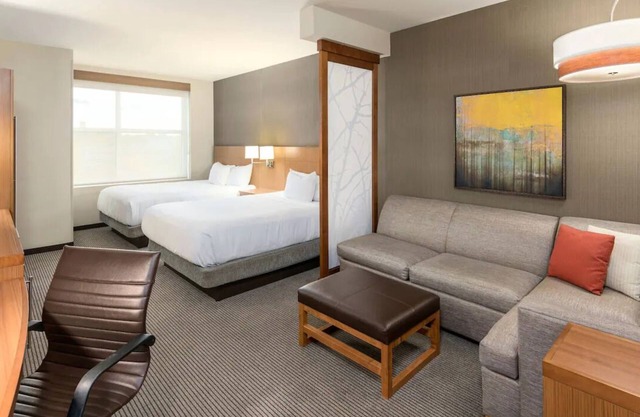 Shopping and Dining in Downtown Greenville! Swimming Pool, Pets Allowed!