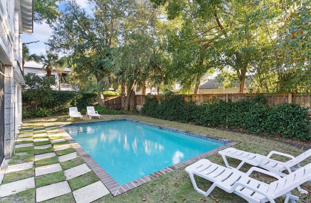 Shore am Happy located at the 8th Street Beach Entrance, sleeps 12 w/ large Pool