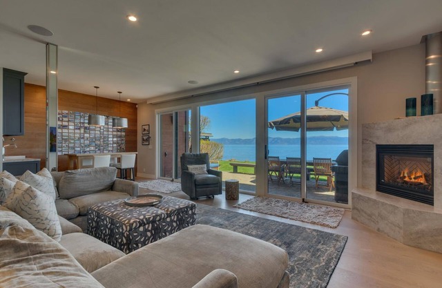 Shore Camp - Lakefront: 4 dormitorios / 2. 5 BA cuatro dormitorios en Tahoe City, capacidad para 10