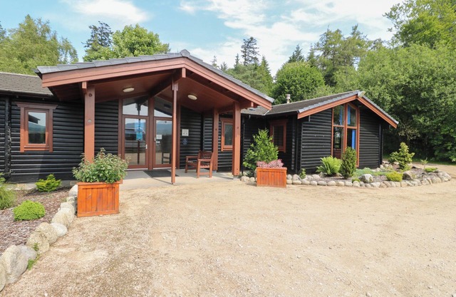 SHORE LODGE BRODICK CASTLE, pet friendly, with open fire in Brodick