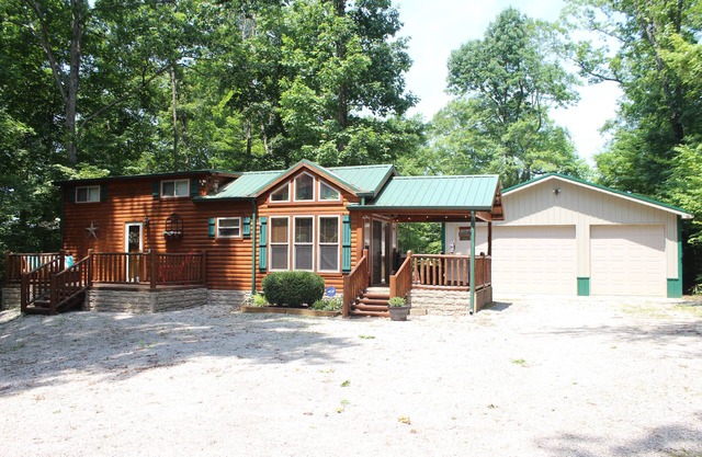 "Shore Thing", Cozy Lake Cumberland Cabin - Hot Tub, Fire Pit, Minutes from Lake